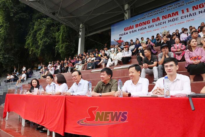 Các đại biểu theo dõi trận thi đấu bóng đá.