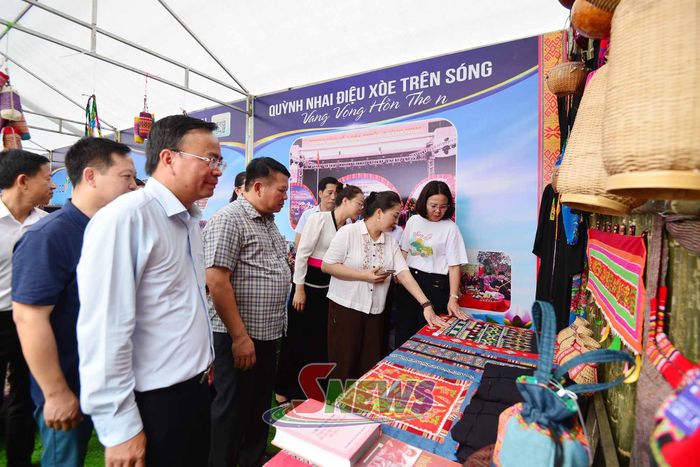 Các đồng chí lãnh đạo tỉnh thăm gian hàng xã Quỳnh Nhai.