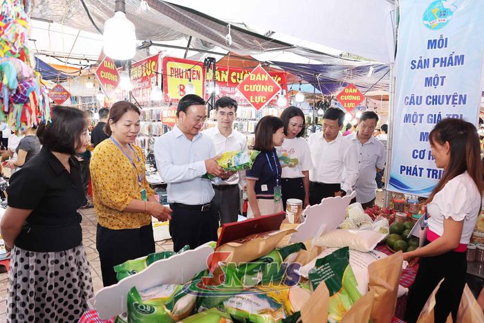 Đoàn tham quan gian hàng hội chợ thương mại.