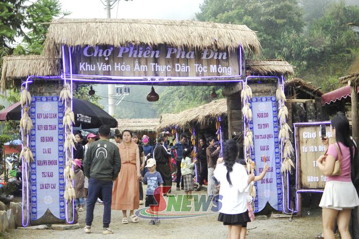 Chợ phiên Pha Đin, xã Bình Thuận hấp dẫn du khách kỳ nghỉ lễ 2/9. Ảnh: PV