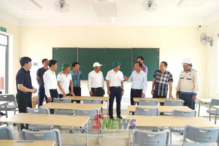 Đồng chí Hà Trung Chiến, Ủy viên Ban Thường vụ Tỉnh ủy, Phó Chủ tịch Thường trực UBND tỉnh kiểm tra tiến độ thi công.