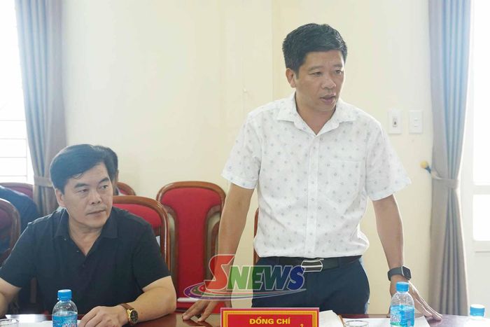 Lãnh đạo xã Chiềng Sơn báo cáo công tác chuẩn bị Lễ Khai giảng.