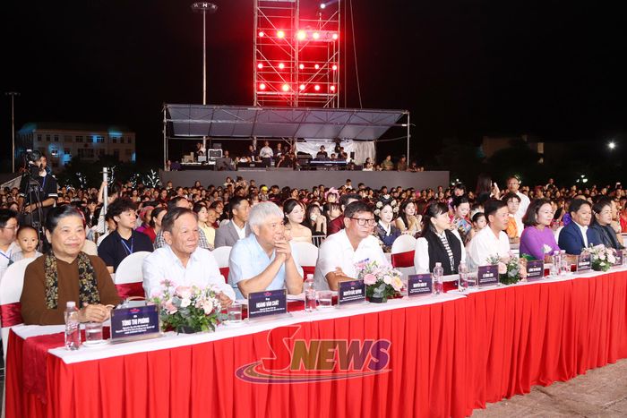 Các đại biểu dự đêm hội thổ cẩm.