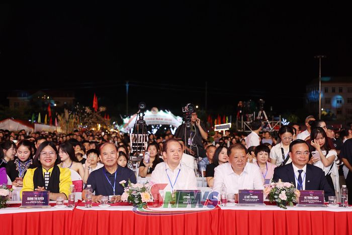 Các đại biểu dự chương trình. 
