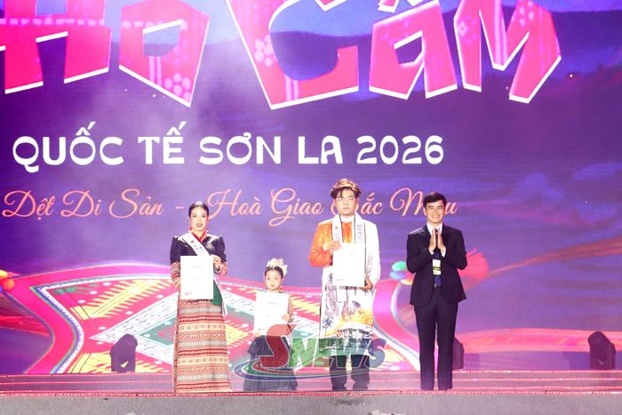 Ban tổ chức trao hoa và biểu trưng tri ân các Đại sứ Đêm hội thổ cẩm quốc tế Sơn La năm 2026.