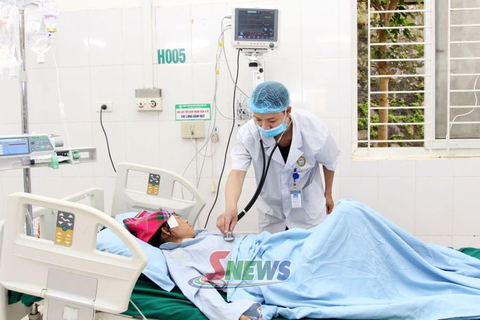 Bác sĩ Khoa Ngoại tổng hợp khám chữa bệnh cho bệnh nhân.