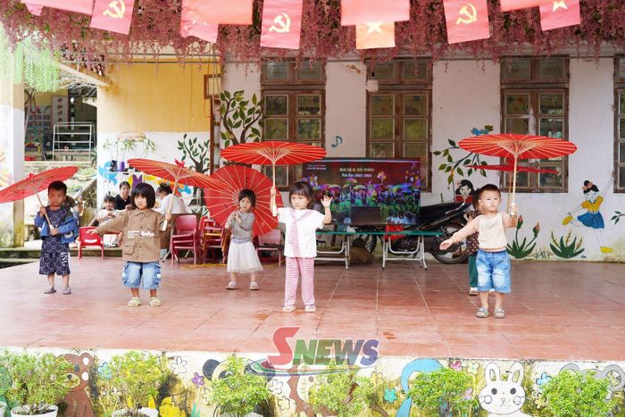 Các em nhỏ Trường Mầm non Bình Minh Co Mạ luyện tập văn nghệ cho ngày khai trường.