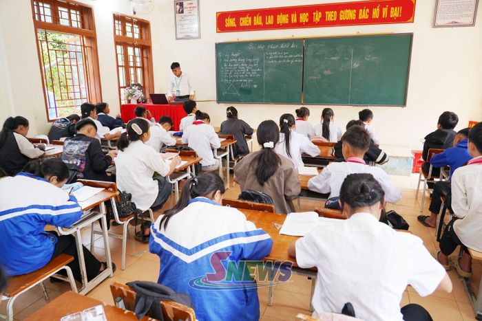 Học sinh Trường PTDT bán trú THCS Co Mạ ôn luyện kiến thức trước khi bước vào năm học mới.