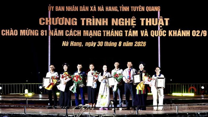 Lãnh đạo xã Nà Hang trao giải Cuộc thi sáng tác video du lịch xã Nà Hang cho các tác giả.