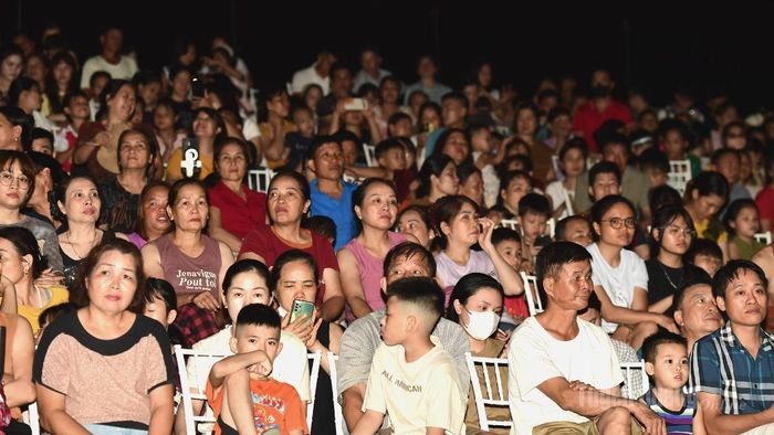 Đông đảo nhân dân và du khách theo dõi chương trình.