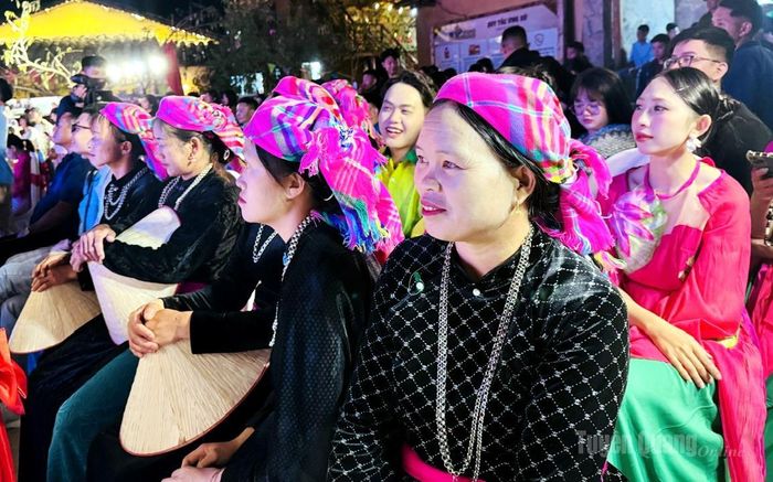 Chương trình nghệ thuật thu hút đông đảo người xem, cổ vũ.