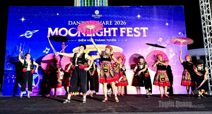 Tiết mục trình diễn trang phục dân tộc Mông.