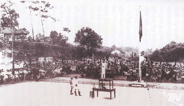 Trong cao trào Cách mạng Tháng Tám năm 1945, cùng với cả nước, nhân dân các dân tộc tỉnh Thái Nguyên bừng bừng khí thế cách mạng, vùng lên giành chính quyền từ tay phát xít Nhật và tay sai.