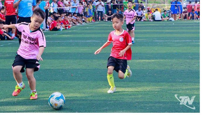 Thiếu nhi 5 tỉnh tranh tài tại sân chơi bóng đá phường Bắc Kạn.