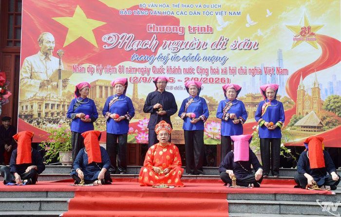 Trích đoạn thực hành nghi lễ tín ngưỡng dân gian được các nghệ nhân tái hiện trang nghiêm và sinh động tại sân khấu chương trình.