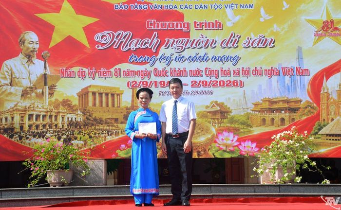 Trao quà hỗ trợ, động viên tinh thần các nghệ nhân CLB Bảo tồn dân ca Cẩu Pung.