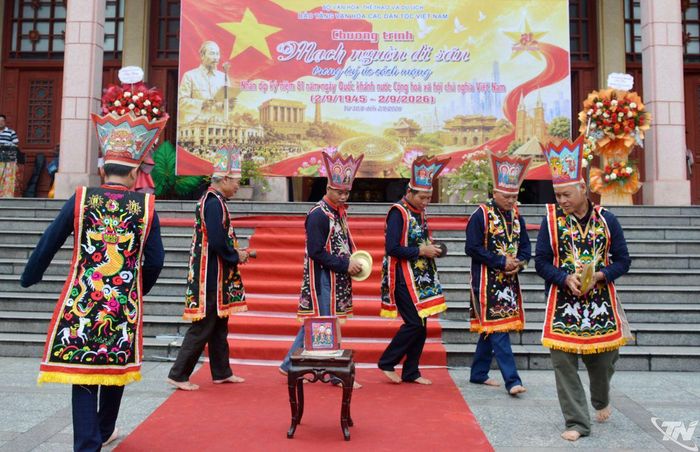 Các nghệ nhân trình diễn điệu "Múa bắt rùa" - một nghi thức múa tín ngưỡng mang đậm dấu ấn bản sắc văn hóa dân tộc.