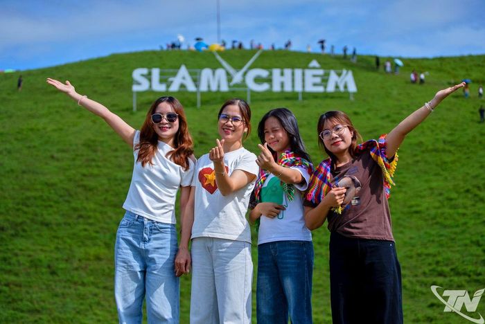 Du khách Check-in trong ngày đầu lễ hội.