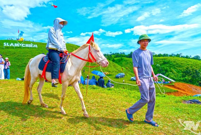 Slam Chiêm rộn ràng trong ngày đầu lễ hội.