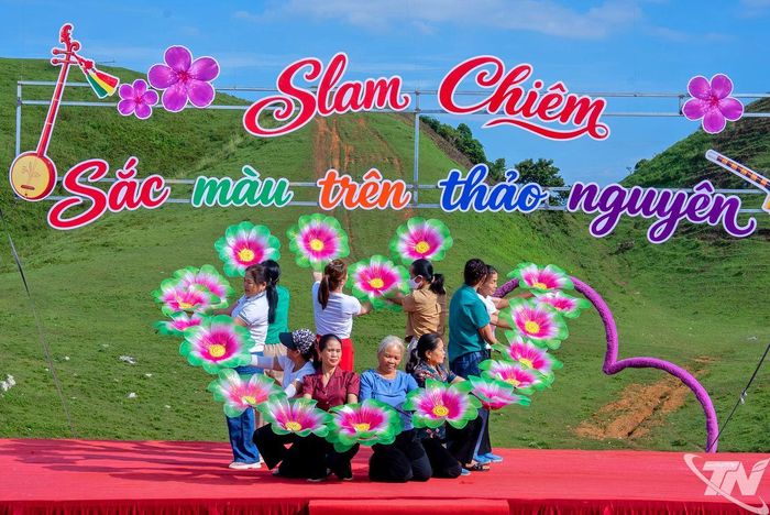 Slam Chiêm rộn ràng trong ngày đầu lễ hội.