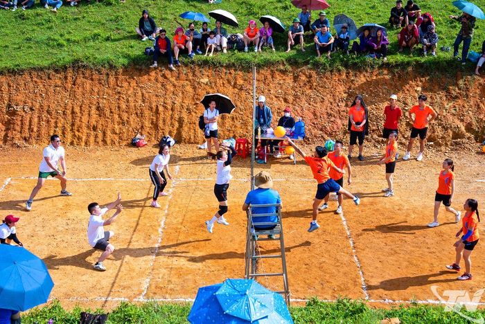 Thi đấu bóng chuyền tại lễ hội.