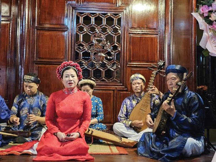  Biểu diễn ca Huế ở di tích Châu Hương Viên.