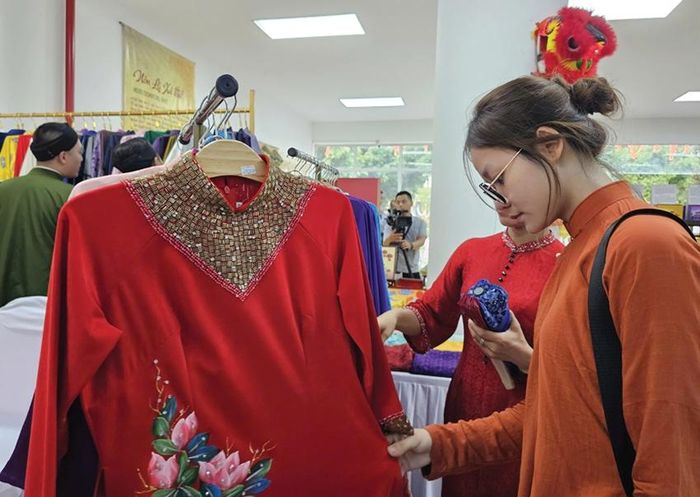  Du khách tham quan, trải nghiệm tìm hiểu áo dài Huế.