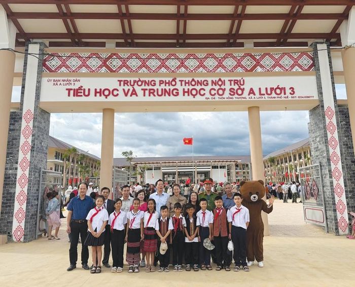 Niềm vui tựu trường của học sinh ở trường mới.