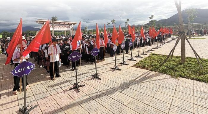 Học sinh tựu trường tại Trường Phổ thông nội trú TH&THCS A Lưới 3.
