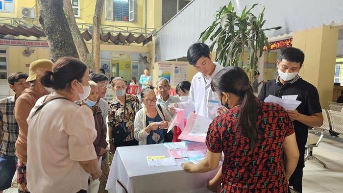 Khám bệnh ngày thứ 7 phục vụ nhu cầu của người dân tại TTYT Phú Vang 