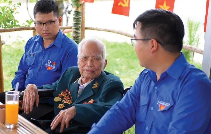 Cựu chiến binh Lê Văn Lân kể lại những chuyện khi ông tham gia kháng chiến. 