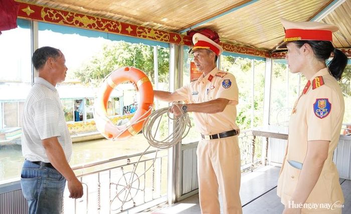 Kiểm tra phao cứu sinh, trang thiết bị an toàn trên thuyền trước giờ xuất bến. 