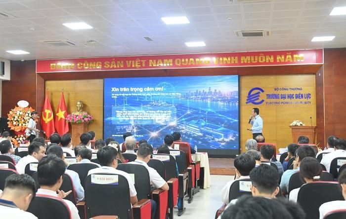 Các đại biểu trình bày tham luận tại hội thảo.