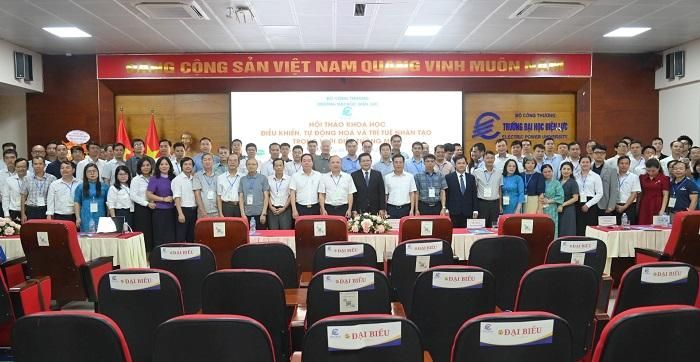 Các đại biểu cùng chụp ảnh lưu niệm.