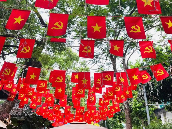 Rực rỡ sắc cờ tại Phố Sách Hà Nội. Ảnh: chinhphu.vn/Minh Thư