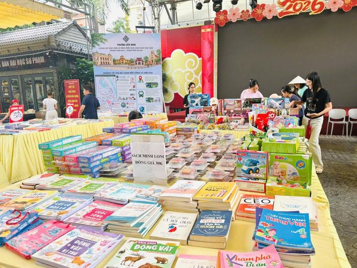 Nguồn sách phong phú thuộc nhiều lĩnh vực thu hút người dân và trẻ nhỏ. Ảnh: chinhphu.vn/Minh Thư