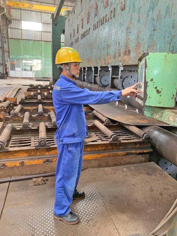 Không phải nhà sáng chế, anh Bùi Văn Chất chỉ bắt đầu từ mong muốn công việc của mình nhẹ nhàng và hiệu quả hơn. Cùng đồng nghiệp, anh đã biến một công đoạn thủ công nặng nhọc thành quy trình uốn thủy lực nhanh gọn, chính xác.