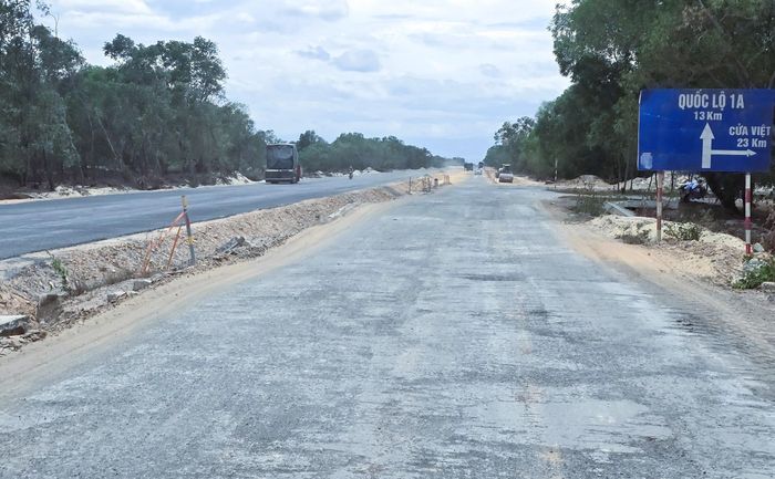 Đoạn gần 3km đầu tuyến nhà thầu đang thi công hoàn thiện nền đường cấp phối đá dăm còn lại phía trái tuyến để thảm bê tông nhựa, đồng thời thi công phần mở rộng nền đường phía phải tuyến.