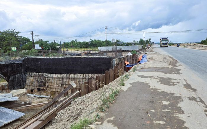 Đoạn phía Tây cầu Hải Thành 1 cũng đang vướng mặt bằng.