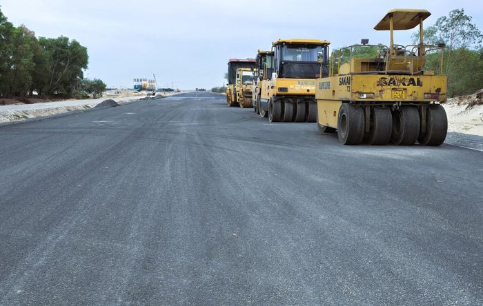Đoạn 3km đầu tuyến đã thảm những mét bê tông nhựa đầu tiên.