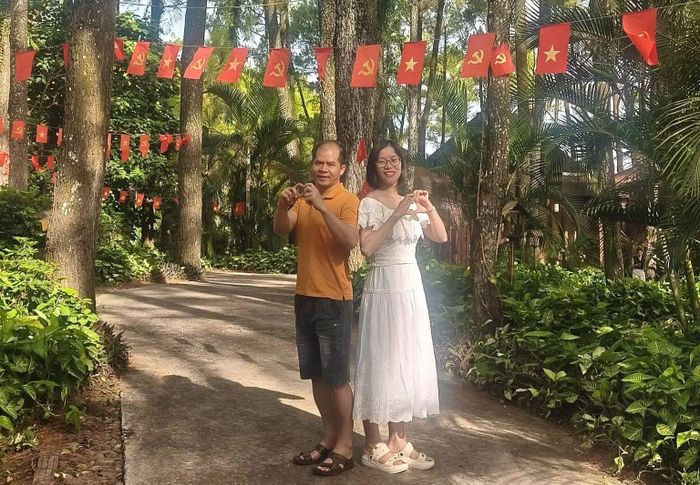 Du khách chụp ảnh lưu niệm tại các điểm du lịch.