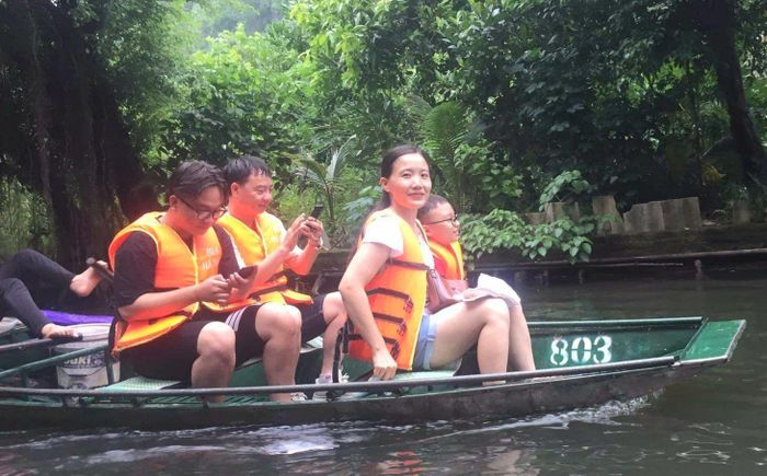 Trước khi xuống thuyền, du khách được trang bị áo phao và hướng dẫn cách xử lý khi có tình huống bất thường.