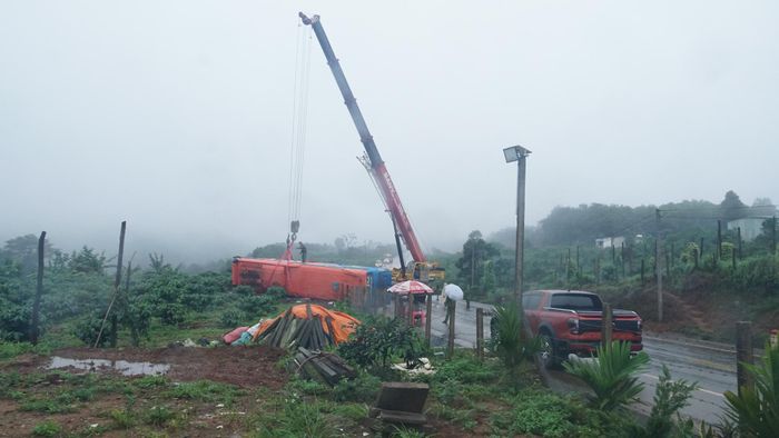 Khoảng 3h ngày 31/8, tại Km10+600 tuyến tránh Đông đường Hồ Chí Minh qua đô thị Pleiku, thuộc làng Châm Nẻh, phường Hội Phú, tỉnh Gia Lai chiếc xe khách của hãng Việt Tân Phát bị lật.