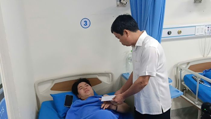 Ông Nguyễn Hữu Quế, Phó chủ tịch UBND tỉnh Gia Lai thăm anh Phạm Ngọc Quốc Lên (nạn nhân trong vụ TNGT).