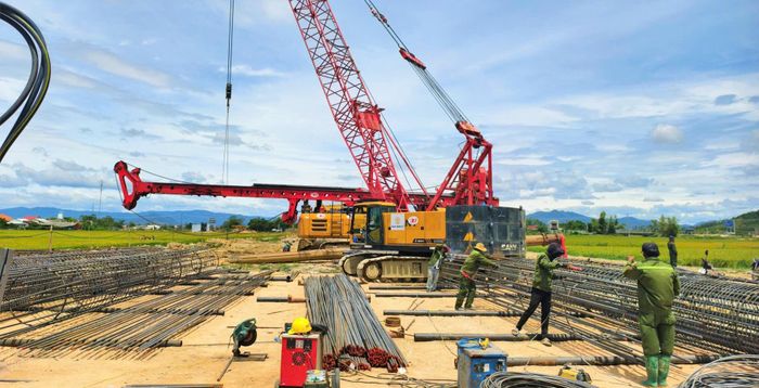 Cao tốc Quy Nhơn – Pleiku đang triển khai song song vừa GPMB, vừa thi công. (Ảnh: Mạnh Hiếu).