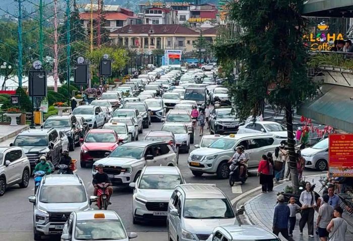 Tại những cung đường đèo cán bộ chiến sĩ CSGT đường bộ số 1 có mặt để đảm bảo ATGT những ngày nghỉ lễ.