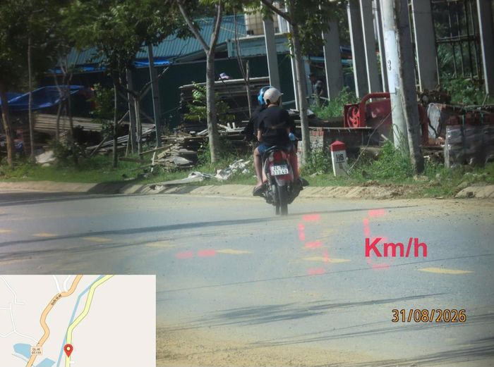Đội CSGT đường bộ số 2, tuyên truyền ở phiên chợ vùng cao và bắn tốc độ phòng ngừa TNGT.