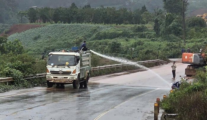 Ban dịch vụ công ích Quy Nhơn điều xe chuyên dụng sử dụng bơm cao áp xịt rửa mặt đường để đảm bảo ATGT.