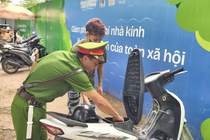 Quá trình kiểm tra, cán bộ Công an phường Tây Hồ không phát hiện người này có vi phạm về an ninh trật tự.