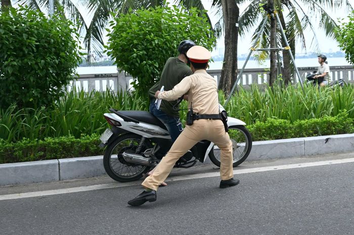30 phút sau đó, lực lượng chức năng tiến hành dừng kiểm tra nam thanh niên điều khiển xe máy mang BKS TP Bắc Ninh. Thấy CSGT ra hiệu lệnh, người này nhấn ga lách qua tổ công tác để bỏ chạy nhưng bị giữ lại.